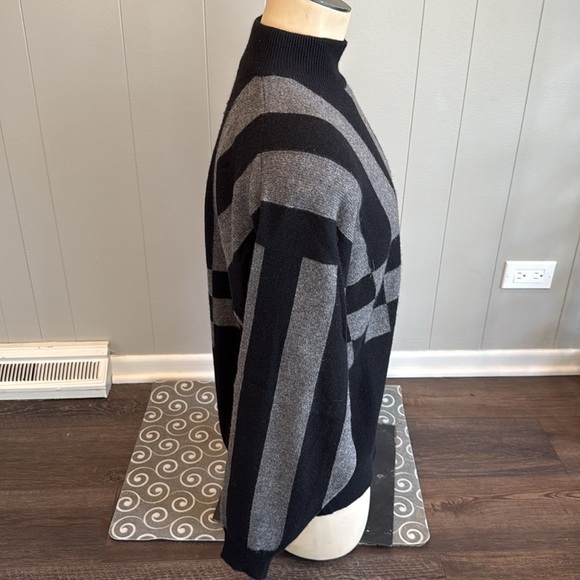 Neiman Marcus Exclusive Men's XL Black and Gray Cashmere Striped Sweater - Picture 3 of 4